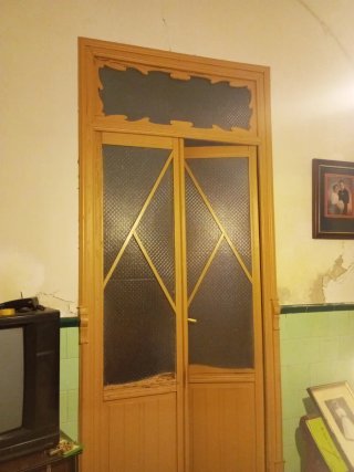 Puerta antigua de madera con cristal