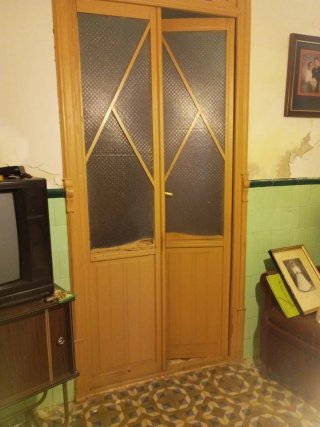 Puerta antigua de madera con cristal