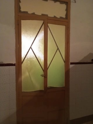 Puerta antigua de madera con cristal