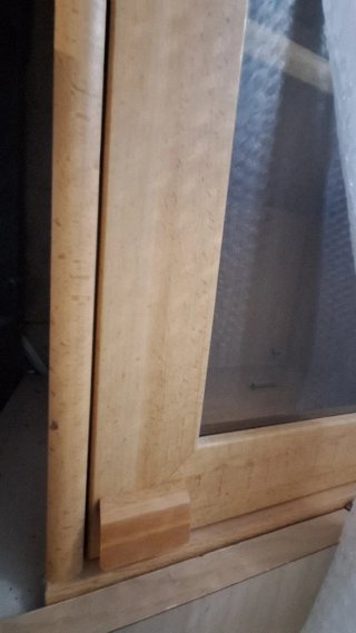 Vitrina de madera y cristal