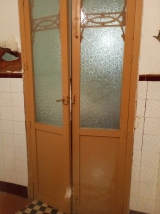 Puerta antigua de madera con cristal