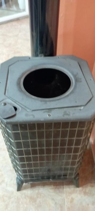 Estufa de leña negra y gris