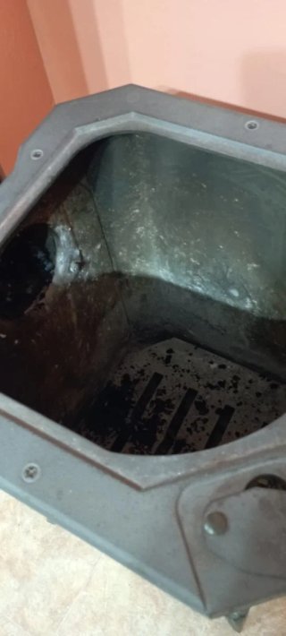 Estufa de leña negra y gris