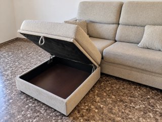 Sofá cama beige con puf