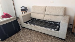 Sofá cama beige con puf