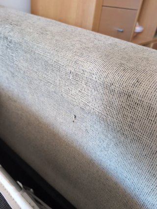 Sofá cama beige con puf