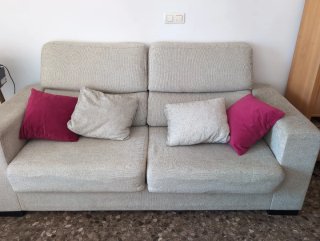 Sofá cama beige con puf