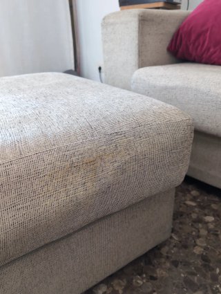 Sofá cama beige con puf