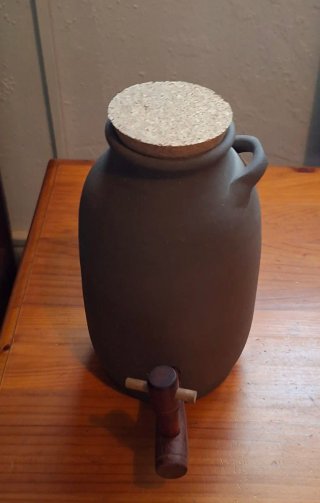 Recipiente de barro con grifo