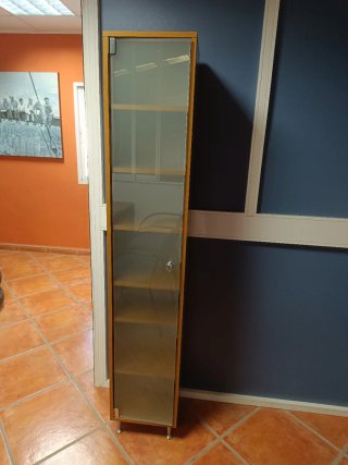 Mueble bajo y mueble alto con puertas de cristal