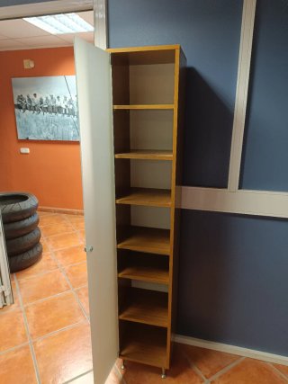 Mueble bajo y mueble alto con puertas de cristal