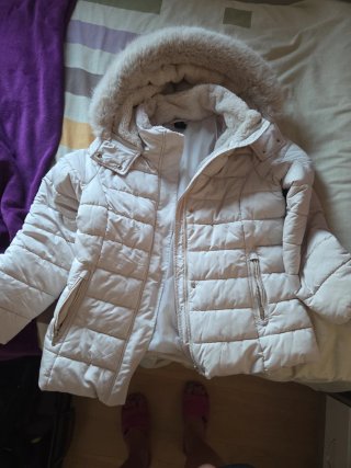 Anorak beige con capucha y pelo, calentito