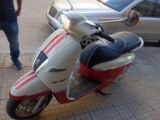 Peugeot Scooter Roja y Blanca