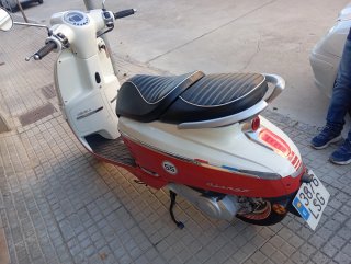Peugeot Scooter Roja y Blanca