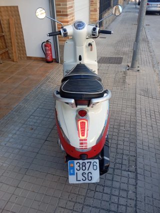 Peugeot Scooter Roja y Blanca