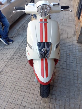 Peugeot Scooter Roja y Blanca