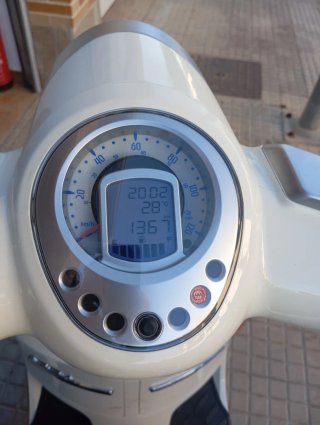 Peugeot Scooter Roja y Blanca