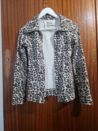 Chaqueta deportiva BSK by Bershka estampado animal