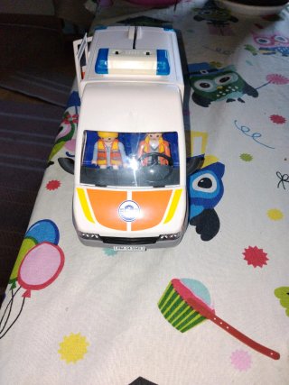 Ambulancia Playmobil con figura
