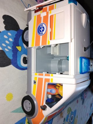 Ambulancia Playmobil con figura