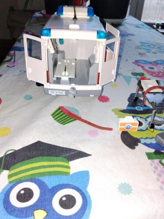 Ambulancia Playmobil con figura