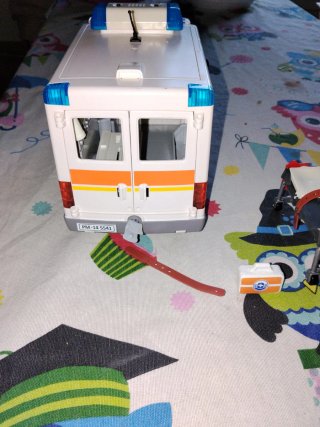 Ambulancia Playmobil con figura