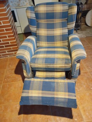 Sillón de tela a cuadros azul y beige con ruedas