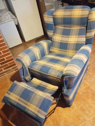 Sillón de tela a cuadros azul y beige con ruedas
