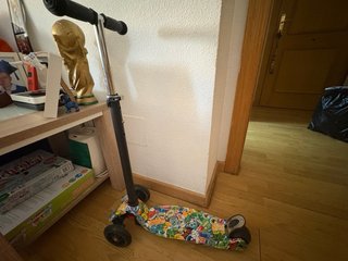 Patinete infantil decorado con luces