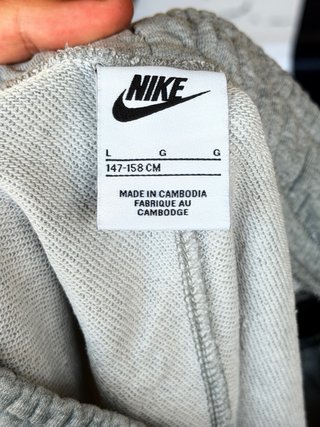 Pantalones cortos Nike grises con detalles negros