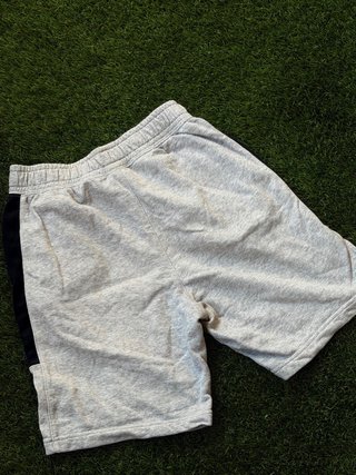 Pantalones cortos Nike grises con detalles negros