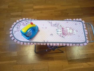 Tabla de planchar y plancha de juguete