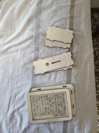 Hucha de madera con números