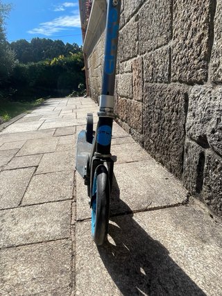 Patinete con ruedas grandes