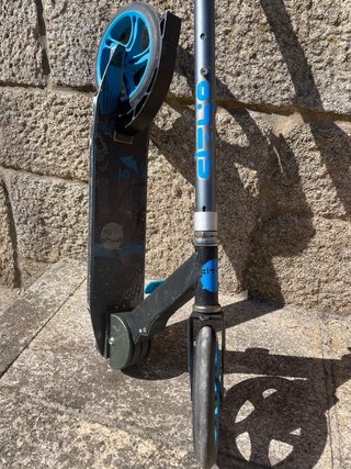 Patinete con ruedas grandes