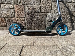Patinete con ruedas grandes