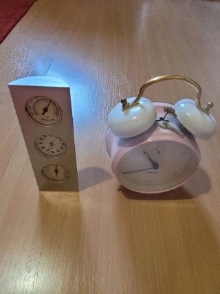 Orologio sveglia, termometro e candele