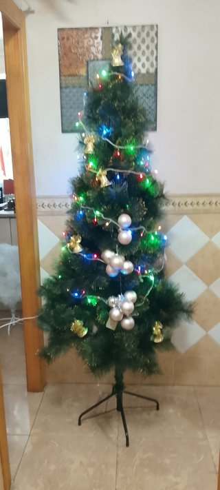 Árbol de Navidad con Decoración