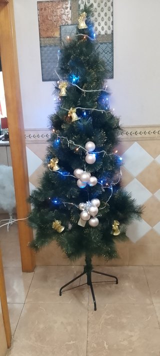 Árbol de Navidad con Decoración