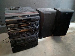 Cadena musical Sony con altavoces y mando