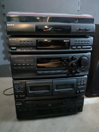 Cadena musical Sony con altavoces y mando