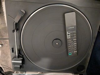 Cadena musical Sony con altavoces y mando