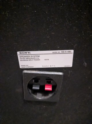 Cadena musical Sony con altavoces y mando