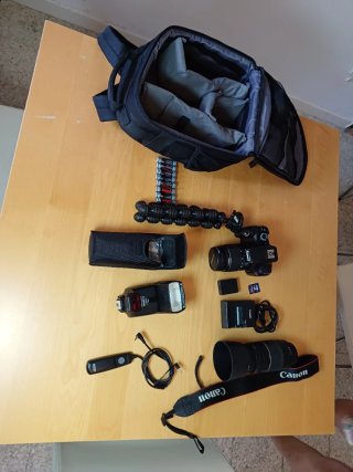 Canon EOS 1100D + 2 objetivos y accesorios