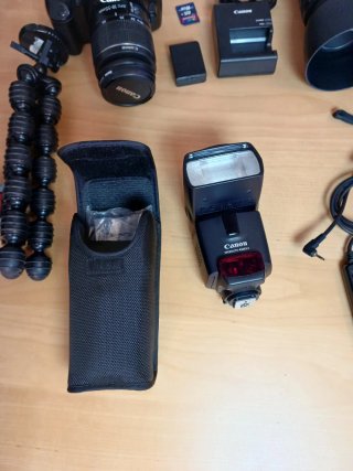 Canon EOS 1100D + 2 objetivos y accesorios