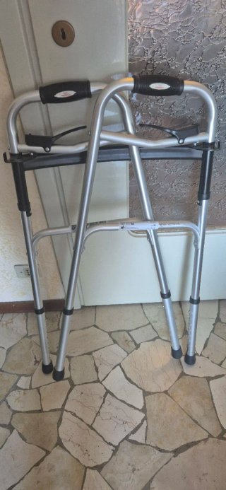 Deambulatore pieghevole in alluminio