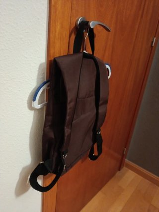 Mochila marrón con bolsillos y hebillas