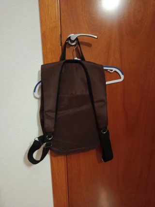 Mochila marrón con bolsillos y hebillas