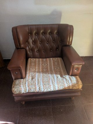 Sofá y sillón de piel marrón