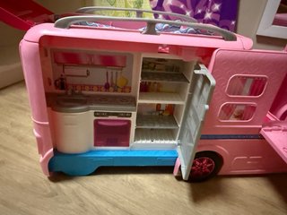 Caravana Barbie con piscina y accesorios